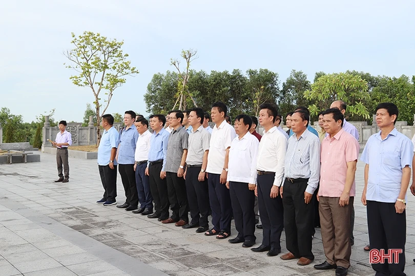 Đoàn cán bộ tỉnh Hà Giang dâng hương tại các “địa chỉ đỏ” của Hà Tĩnh