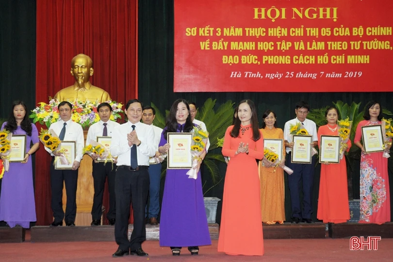 Đảng ủy Khối CCQ&DN Hà Tĩnh vinh danh 47 tập thể, cá nhân học và làm theo Bác
