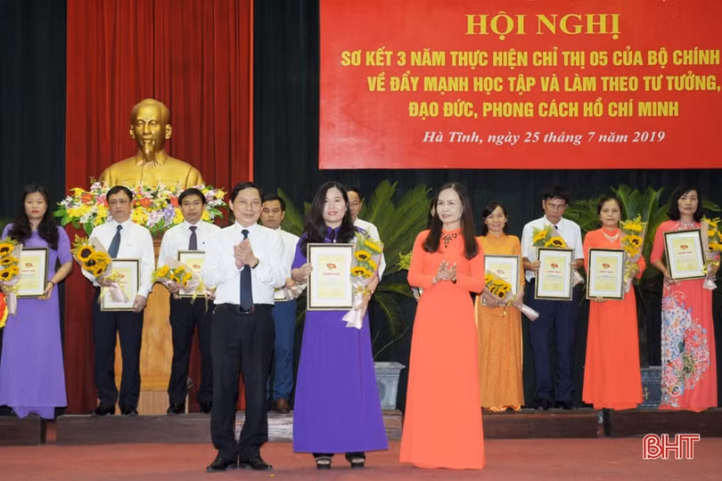 Đảng ủy Khối CCQ&DN Hà Tĩnh vinh danh 47 tập thể, cá nhân học và làm theo Bác