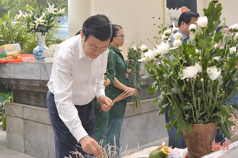 Nguyên Chủ tịch nước Trương Tấn Sang dâng hương các địa chỉ đỏ, tham quan NTM ở Hà Tĩnh