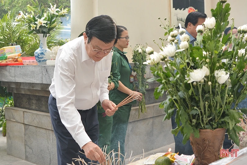 Nguyên Chủ tịch nước Trương Tấn Sang dâng hương các địa chỉ đỏ, tham quan NTM ở Hà Tĩnh