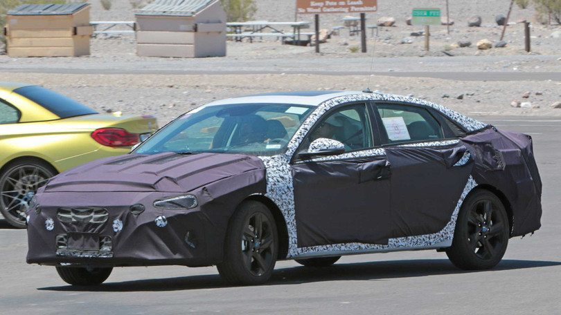 Hyundai Elantra thế hệ mới lần đầu lộ diện trên đường chạy thử