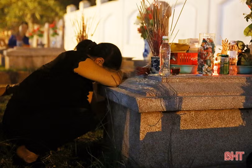 Ngàn ngọn nến bừng sáng trên mộ liệt sỹ ở Hà Tĩnh