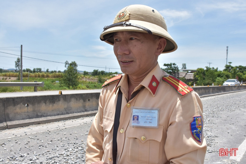 3 cán bộ, chiến sỹ CSGT Hà Tĩnh dọn đá giữa trưa nắng trên QL 1A