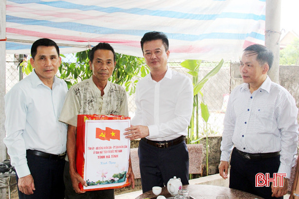 Trưởng ban Nội chính Tỉnh ủy Hà Tĩnh thăm hỏi gia đình chính sách ở Kỳ Anh