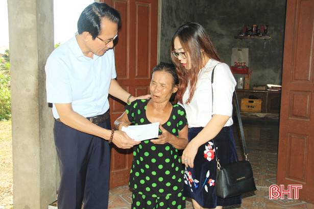 Nghi Xuân trao quà cho các hộ nghèo sống đơn thân