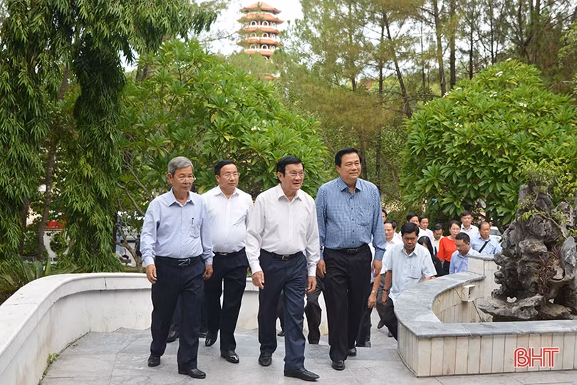 Nguyên Chủ tịch nước Trương Tấn Sang dâng hương các địa chỉ đỏ, tham quan NTM ở Hà Tĩnh