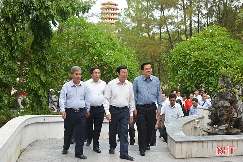 Nguyên Chủ tịch nước Trương Tấn Sang dâng hương các địa chỉ đỏ, tham quan NTM ở Hà Tĩnh