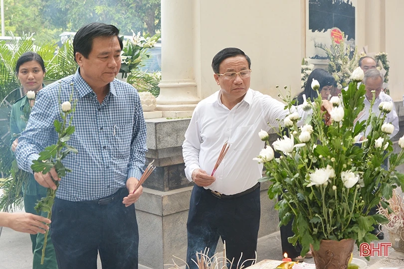 Nguyên Chủ tịch nước Trương Tấn Sang dâng hương các địa chỉ đỏ, tham quan NTM ở Hà Tĩnh