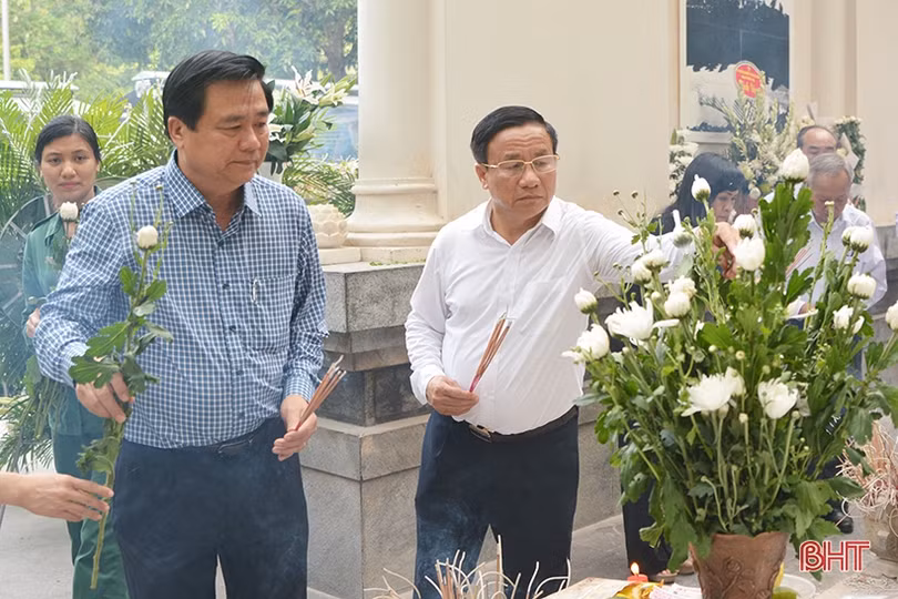 Nguyên Chủ tịch nước Trương Tấn Sang dâng hương các địa chỉ đỏ, tham quan NTM ở Hà Tĩnh