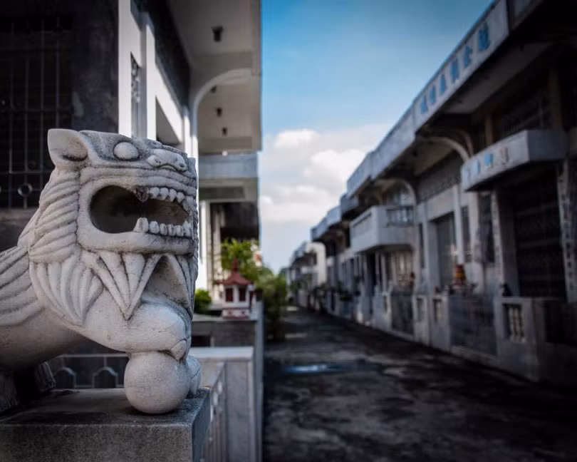 Sống cùng người chết ở nghĩa trang nhà giàu