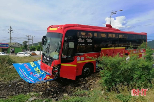 Xe khách “lùa” Honda CRV lên vỉa hè, 2 người bị thương