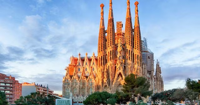 Nhà thờ suốt hơn 100 năm vẫn chưa xây xong