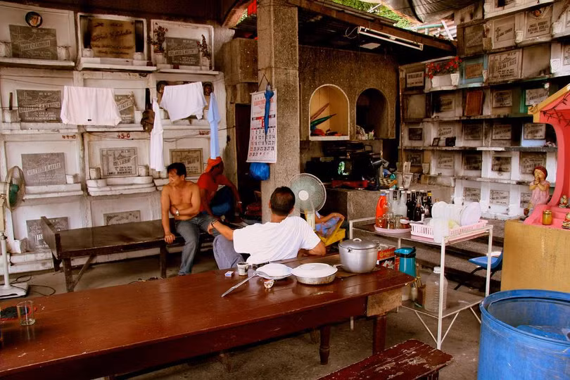 Sống cùng người chết ở nghĩa trang nhà giàu