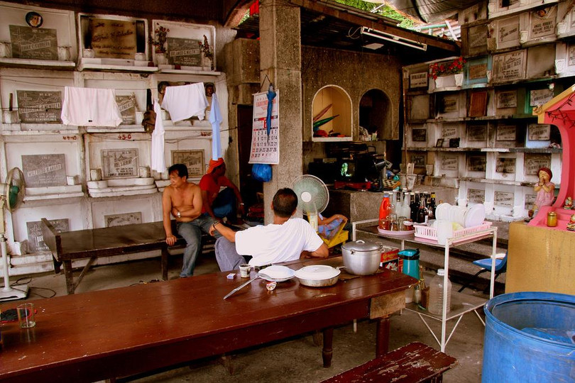 Sống cùng người chết ở nghĩa trang nhà giàu