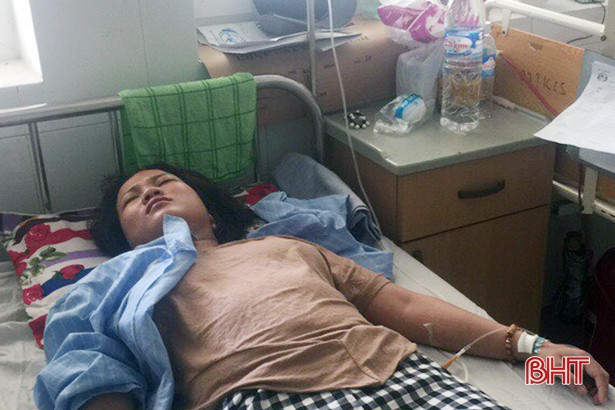 Đòi nợ bất thành, ném cả cốc nước vào đầu khiến 2 người nhập viện