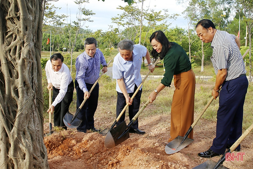 Chánh án TAND tối cao dâng hương tri ân các anh hùng liệt sỹ ở Ngã ba Đồng Lộc