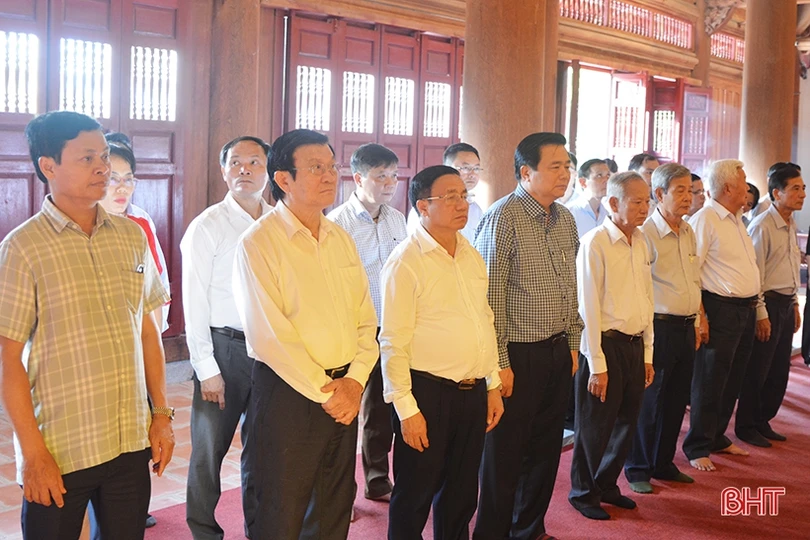 Nguyên Chủ tịch nước Trương Tấn Sang dâng hương các địa chỉ đỏ, tham quan NTM ở Hà Tĩnh