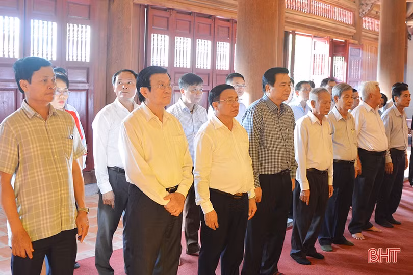 Nguyên Chủ tịch nước Trương Tấn Sang dâng hương các địa chỉ đỏ, tham quan NTM ở Hà Tĩnh