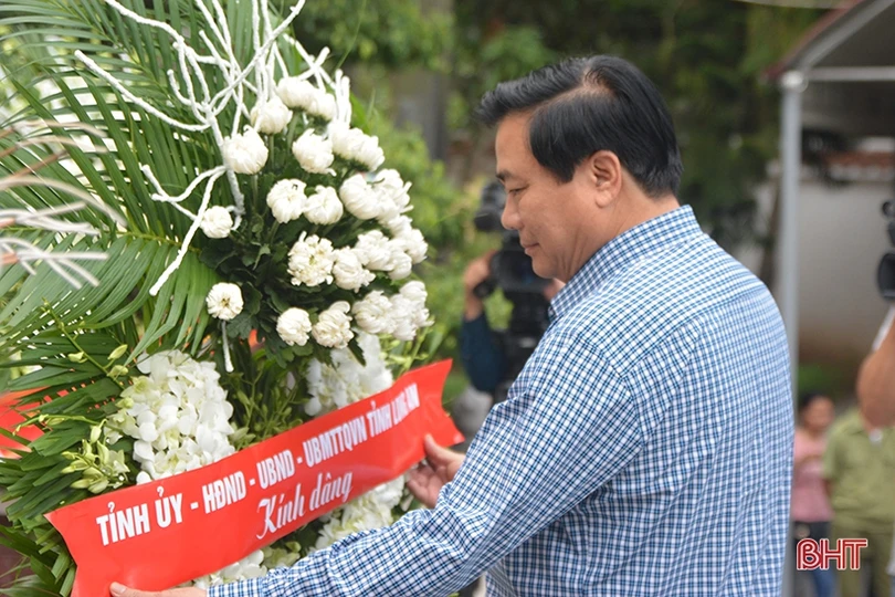 Nguyên Chủ tịch nước Trương Tấn Sang dâng hương các địa chỉ đỏ, tham quan NTM ở Hà Tĩnh