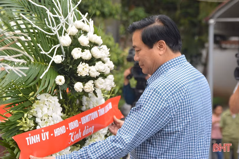 Nguyên Chủ tịch nước Trương Tấn Sang dâng hương các địa chỉ đỏ, tham quan NTM ở Hà Tĩnh