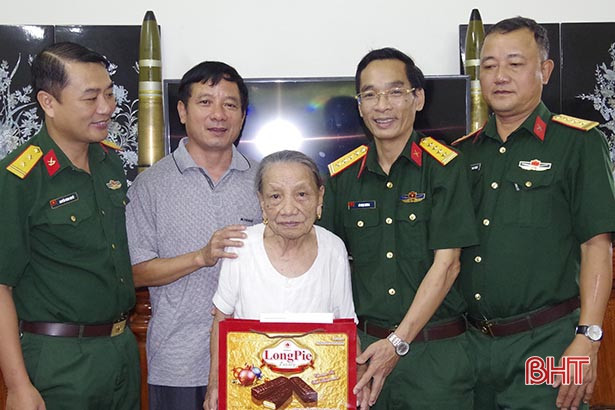 Bộ CHQS tỉnh quyên góp hơn 300 triệu đồng tặng quà gia đình chính sách