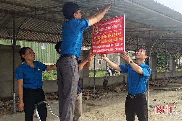 Gắn biển nhiều công trình chào mừng 90 năm Công đoàn Việt Nam