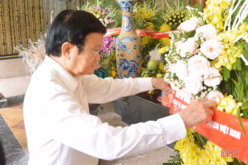 Nguyên Chủ tịch nước Trương Tấn Sang dâng hương các địa chỉ đỏ, tham quan NTM ở Hà Tĩnh