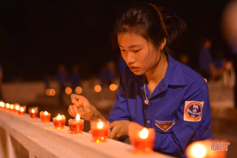 Ngàn ngọn nến bừng sáng trên mộ liệt sỹ ở Hà Tĩnh
