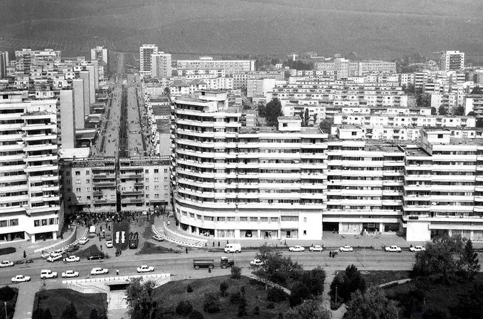 Tòa nhà 7.600 tấn được xẻ đôi để xây đại lộ