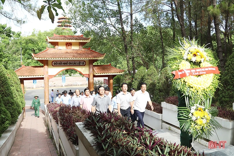 Đoàn cán bộ tỉnh Hà Giang dâng hương tại các “địa chỉ đỏ” của Hà Tĩnh