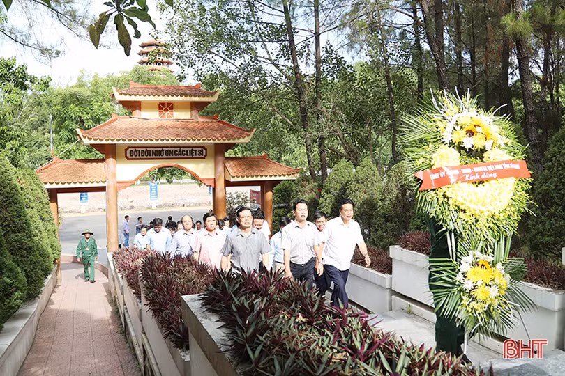 Đoàn cán bộ tỉnh Hà Giang dâng hương tại các “địa chỉ đỏ” của Hà Tĩnh