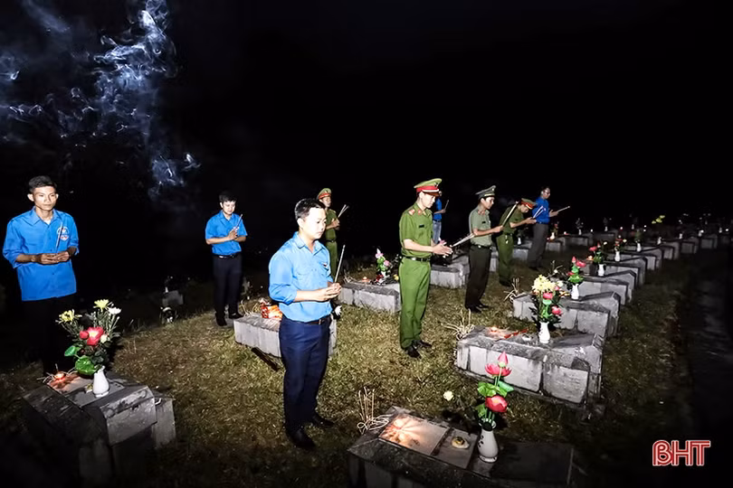 Ngàn ngọn nến bừng sáng trên mộ liệt sỹ ở Hà Tĩnh