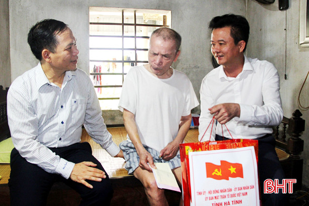 Trưởng ban Nội chính Tỉnh ủy Hà Tĩnh thăm hỏi gia đình chính sách ở Kỳ Anh