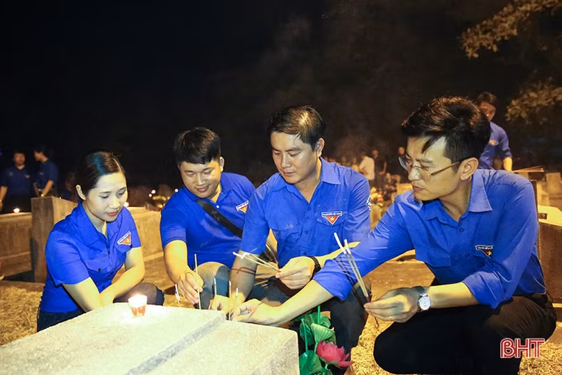 Ngàn ngọn nến bừng sáng trên mộ liệt sỹ ở Hà Tĩnh