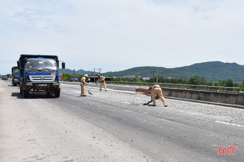 3 cán bộ, chiến sỹ CSGT Hà Tĩnh dọn đá giữa trưa nắng trên QL 1A