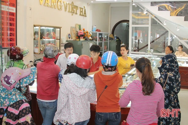 Giá vàng cao kỷ lục, người dân Hà Tĩnh tranh thủ bán kiếm lời