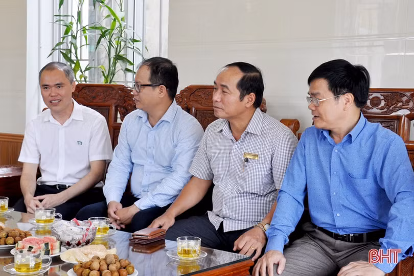 2 thủ khoa thi THPT quốc gia ở Hà Tĩnh nhận học bổng trị giá 100 triệu đồng