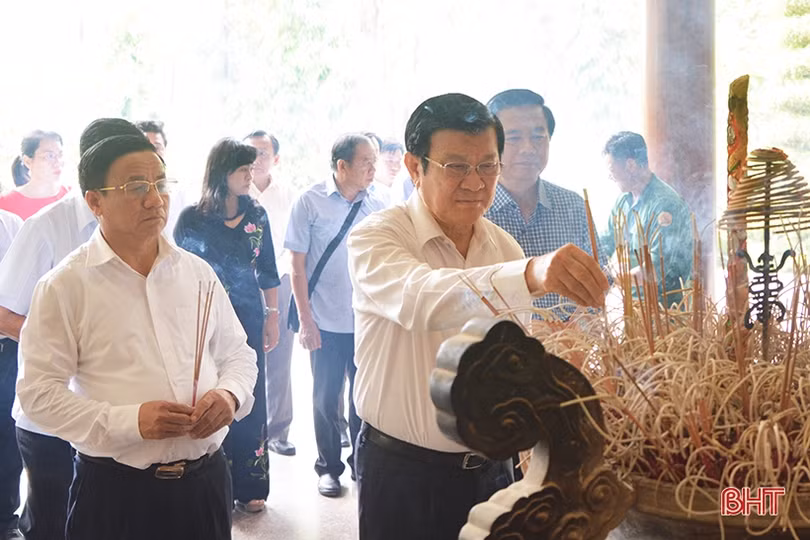 Nguyên Chủ tịch nước Trương Tấn Sang dâng hương các địa chỉ đỏ, tham quan NTM ở Hà Tĩnh