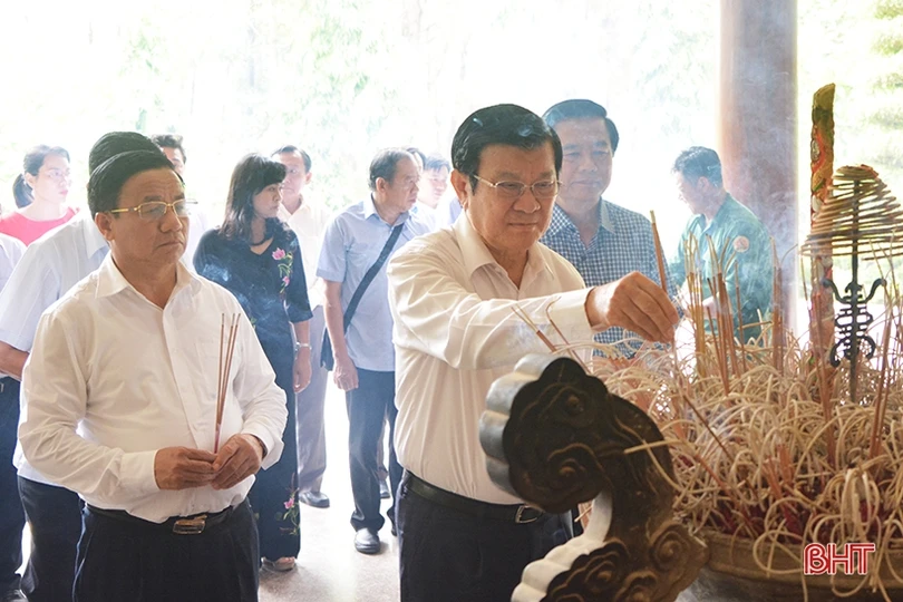 Nguyên Chủ tịch nước Trương Tấn Sang dâng hương các địa chỉ đỏ, tham quan NTM ở Hà Tĩnh