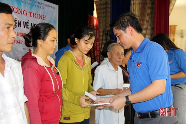 Đoàn Thanh niên Bộ GD&ĐT tặng quà gia đình chính sách và học sinh Can Lộc