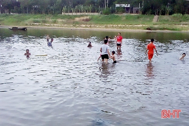 Không áo phao, trẻ em Hương Sơn vẫn đổ xô tắm sông Ngàn Phố 