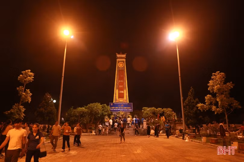 Ngàn ngọn nến bừng sáng trên mộ liệt sỹ ở Hà Tĩnh