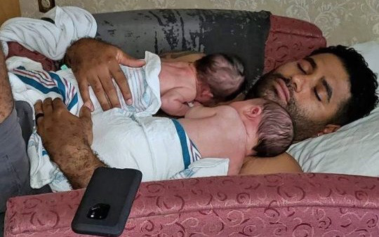 Hai em bé tử vong khi người bố bỏ quên trong ô tô nóng suốt 8 tiếng