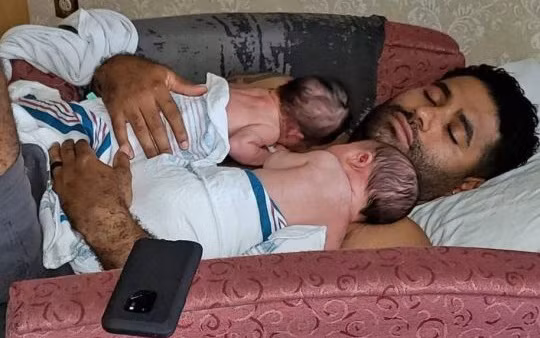 Hai em bé tử vong khi người bố bỏ quên trong ô tô nóng suốt 8 tiếng