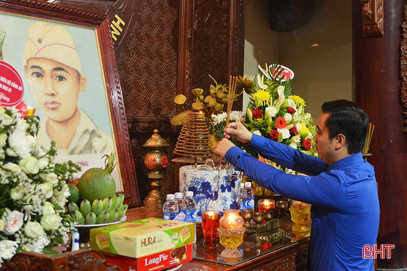 Lung linh ngọn nến tưởng nhớ người đoàn viên cộng sản đầu tiên