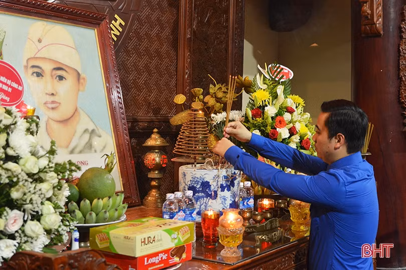 Lung linh ngọn nến tưởng nhớ người đoàn viên cộng sản đầu tiên