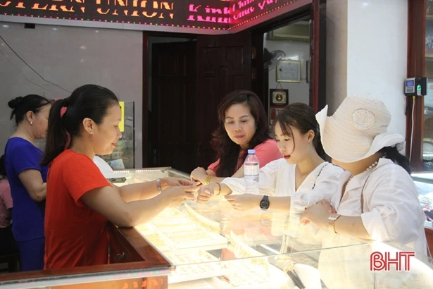 Giá vàng cao kỷ lục, người dân Hà Tĩnh tranh thủ bán kiếm lời