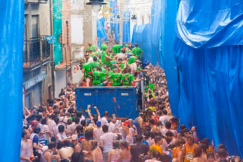 Bơi giữa “cơn lũ” cà chua trong lễ hội độc đáo ở Tây Ban Nha