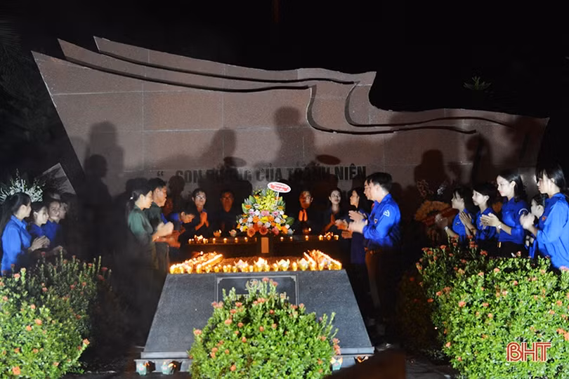 Lung linh ngọn nến tưởng nhớ người đoàn viên cộng sản đầu tiên
